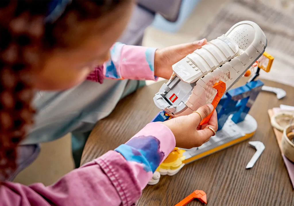 LEGO x Nike presenta las Air Force 1: una zapatilla de 1.093 piezas con temática espacial 5 image 147