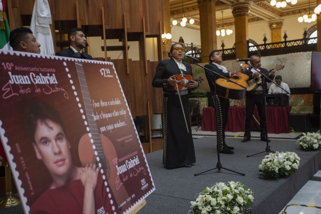 Juan Gabriel llega a las estampillas postales de México a 10 años de su fallecimiento 2 Juan Gabriel llega a las estampillas postales de México a 10 años de su fallecimiento.