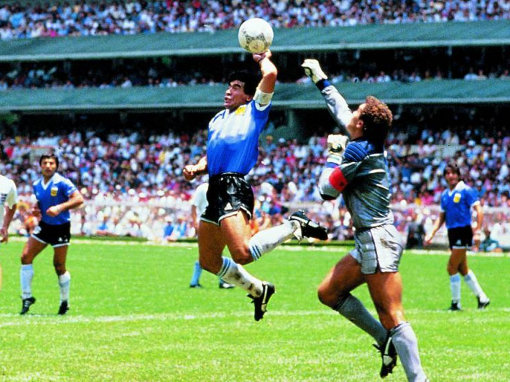 Subastan el balón de la "Mano de Dios" de Maradona por US$3,35 millones 2 image 336