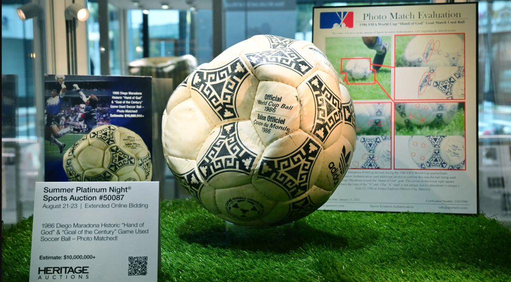 Subastan el balón de la "Mano de Dios" de Maradona por US$3,35 millones 3 image 338