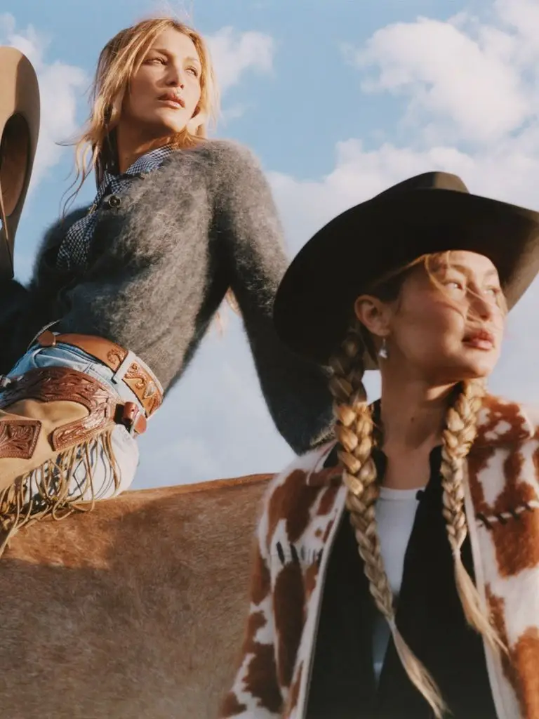 Bella y Gigi Hadid se enfrentan en un duelo de vaqueras en esta campaña estilo western 2 Bella y Gigi Hadid se enfrentan en un duelo de vaqueras en esta campaña estilo western.