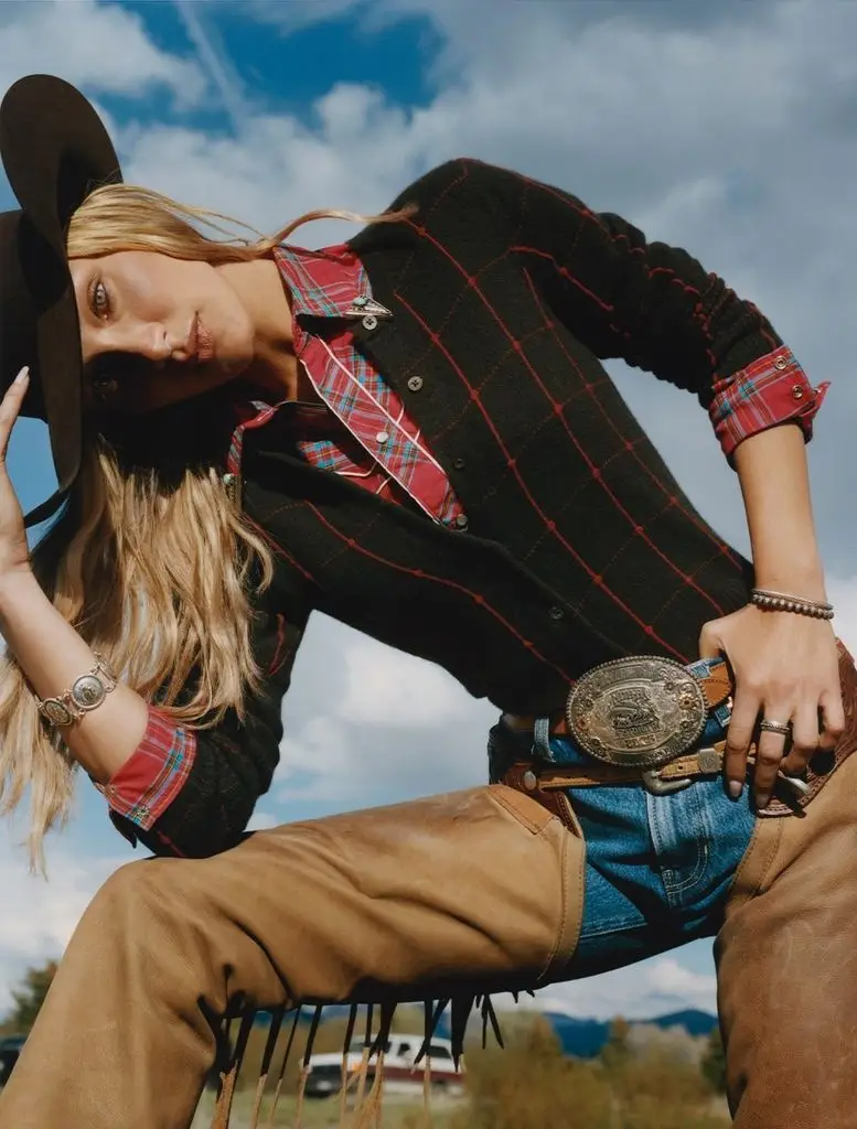 Bella y Gigi Hadid se enfrentan en un duelo de vaqueras en esta campaña estilo western 3 Bella y Gigi Hadid se enfrentan en un duelo de vaqueras en esta campaña estilo western.