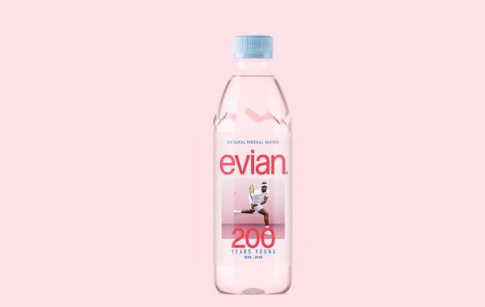 Evian celebra 200 años con botellas de Jeff Koons y ediciones deportivas 4 Carlos Alcaraz y Frances Tiafoe protagonizan la edición del US Open de Evian