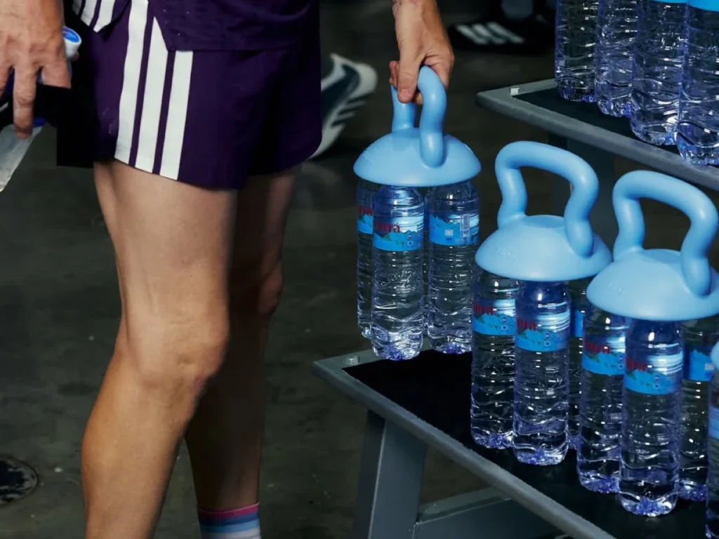 Purra convierte botellas de agua en pesas con un adaptador ergonómico 4 purra water kettlebell 3