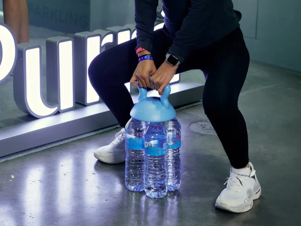 Purra convierte botellas de agua en pesas con un adaptador ergonómico 3 purra water kettlebell 4