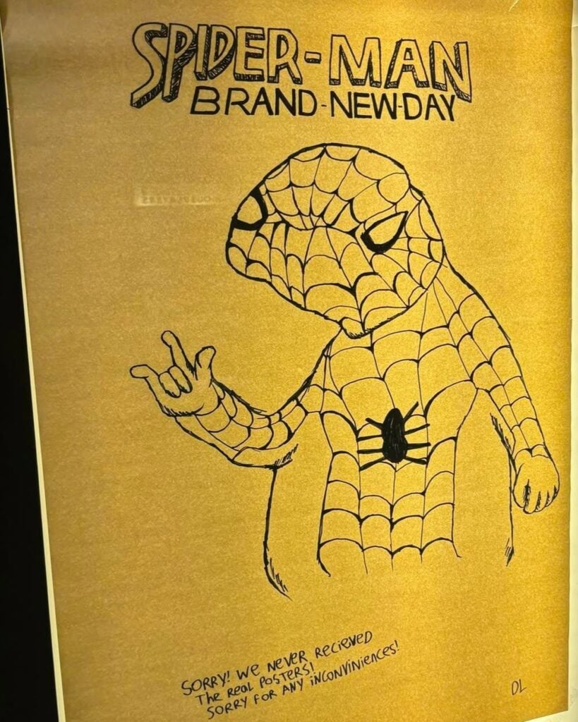 Cine canadiense dibuja a mano a Spider-Man por falta de pósteres 2 Famous Players convirtió la falta de material promocional de Spider-man en contenido viral