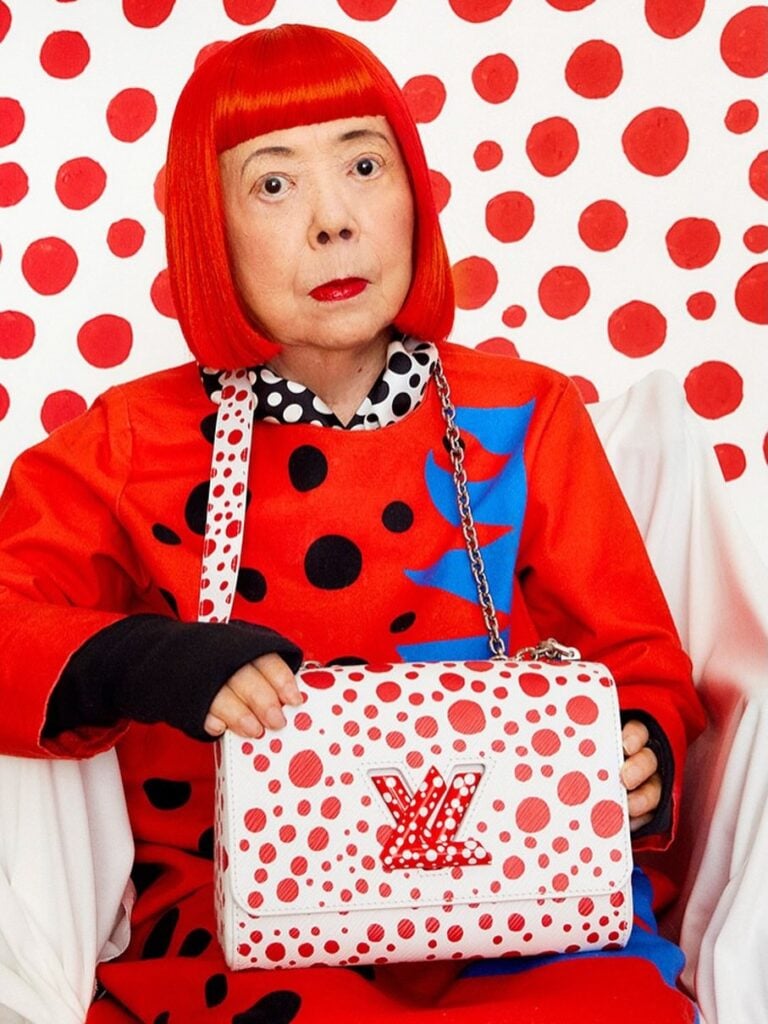 Yayoi Kusama muere a los 97 años: así le rinde homenaje Louis Vuitton a la artista de los icónicos lunares. 