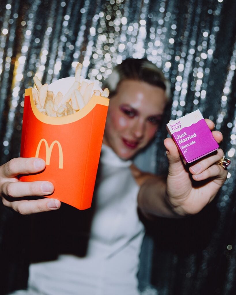 "Wedding Flavours": McDonald's convierte sus salsas en recuerdos de boda personalizables 4 you had me at sweet curry xFor the chance to win your very own Wedding Flavours for your big day 3