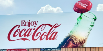 Coca-Cola lleva su renovada identidad visual a las calles con una campaña OOH minimalista 2 Coca-Cola lleva su renovada identidad visual a las calles con una campaña OOH minimalista