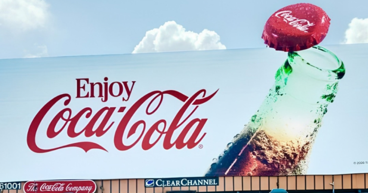 Coca-Cola lleva su renovada identidad visual a las calles con una campaña OOH minimalista 1 Coca-Cola lleva su renovada identidad visual a las calles con una campaña OOH minimalista