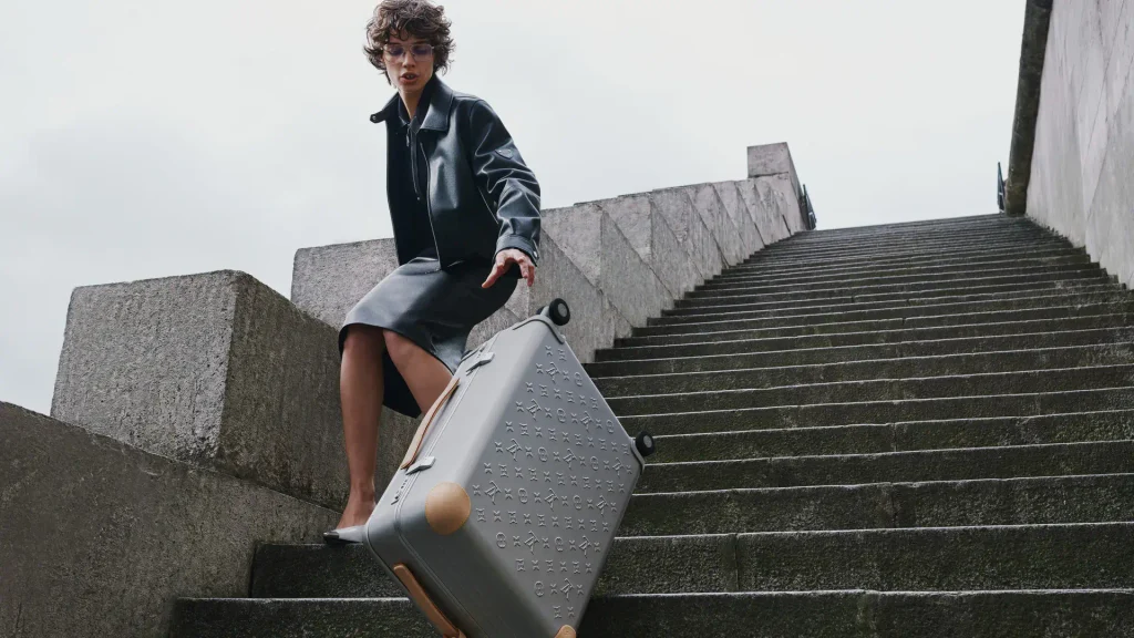 Louis Vuitton renueva su icónica maleta en una versión de aluminio 5 1784628610 1781176692 tra horizon alu 202626 worn lifestyle img04 no logo 300 digital press kit 1920x1080 2