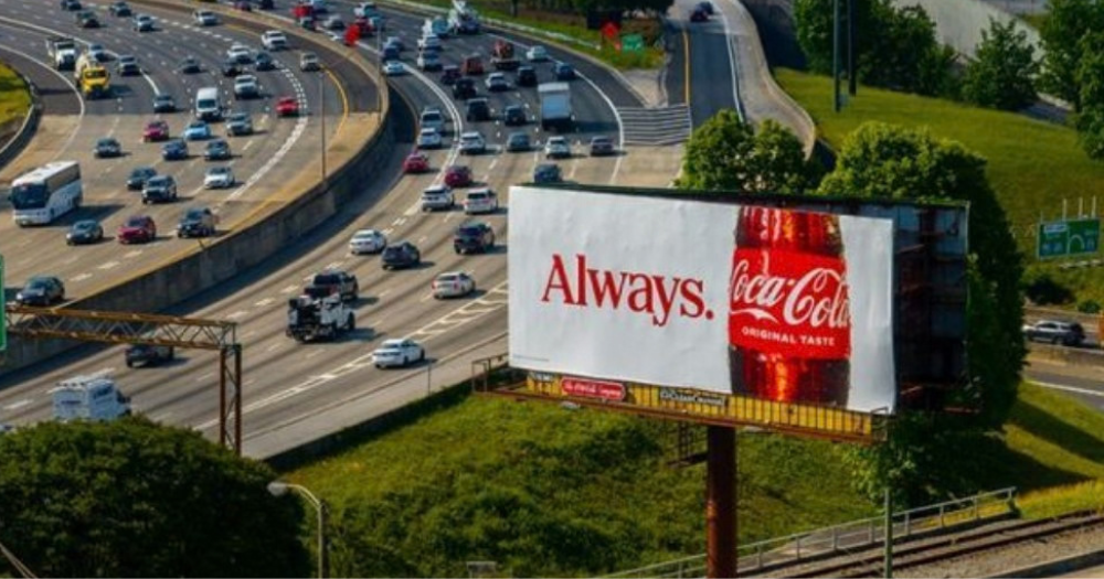 Coca-Cola lleva su renovada identidad visual a las calles con una campaña OOH minimalista 2 Coca-Cola lleva su renovada identidad visual a las calles con una campaña OOH minimalista