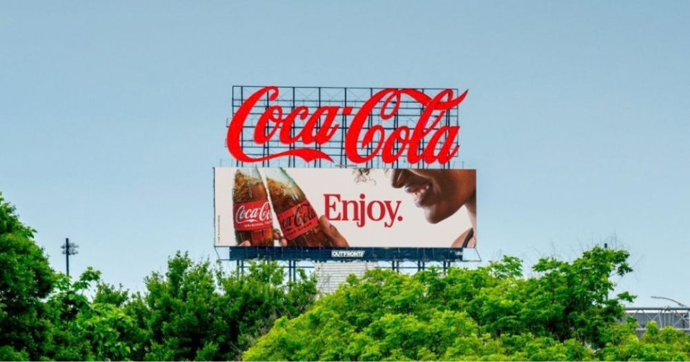 Coca-Cola lleva su renovada identidad visual a las calles con una campaña OOH minimalista 3 Coca-Cola apuesta por el minimalismo en su publicidad exterior