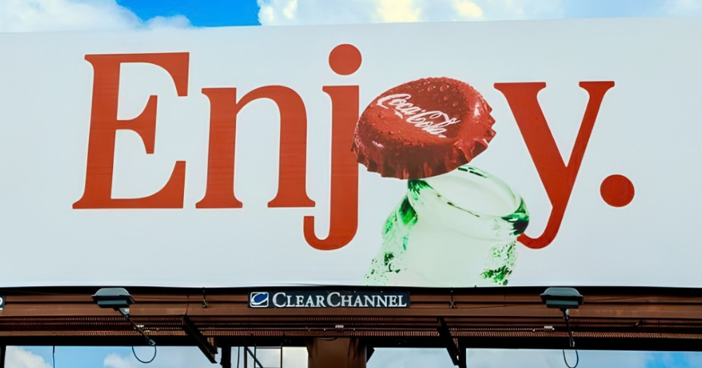 Coca-Cola lleva su renovada identidad visual a las calles con una campaña OOH minimalista 4 Coca-Cola apuesta por el minimalismo en su publicidad exterior
