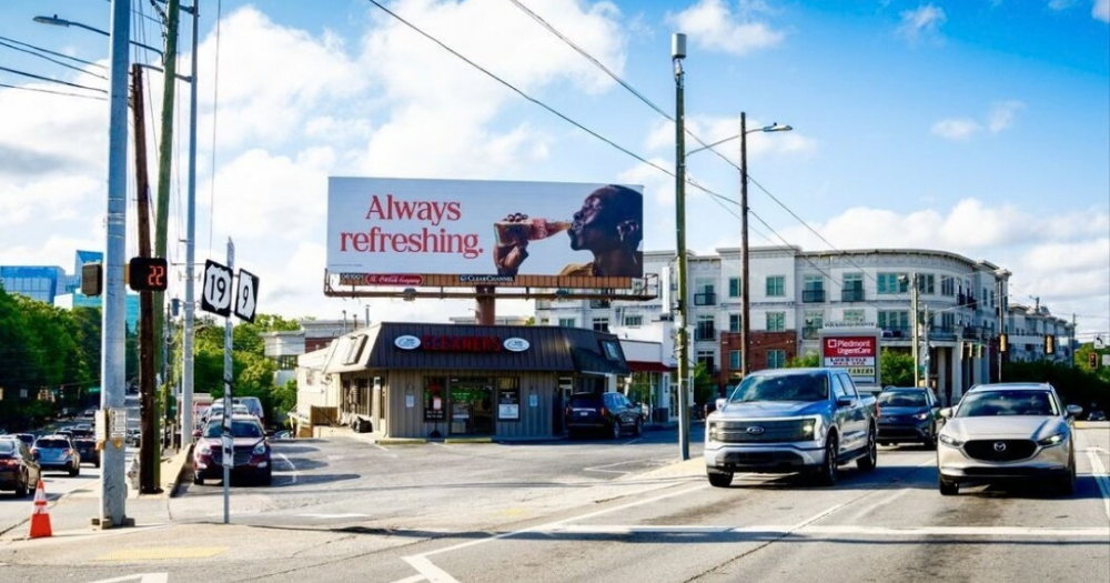 Coca-Cola lleva su renovada identidad visual a las calles con una campaña OOH minimalista 5 Coca-Cola lleva su evolución visual de 2026 a la vía pública