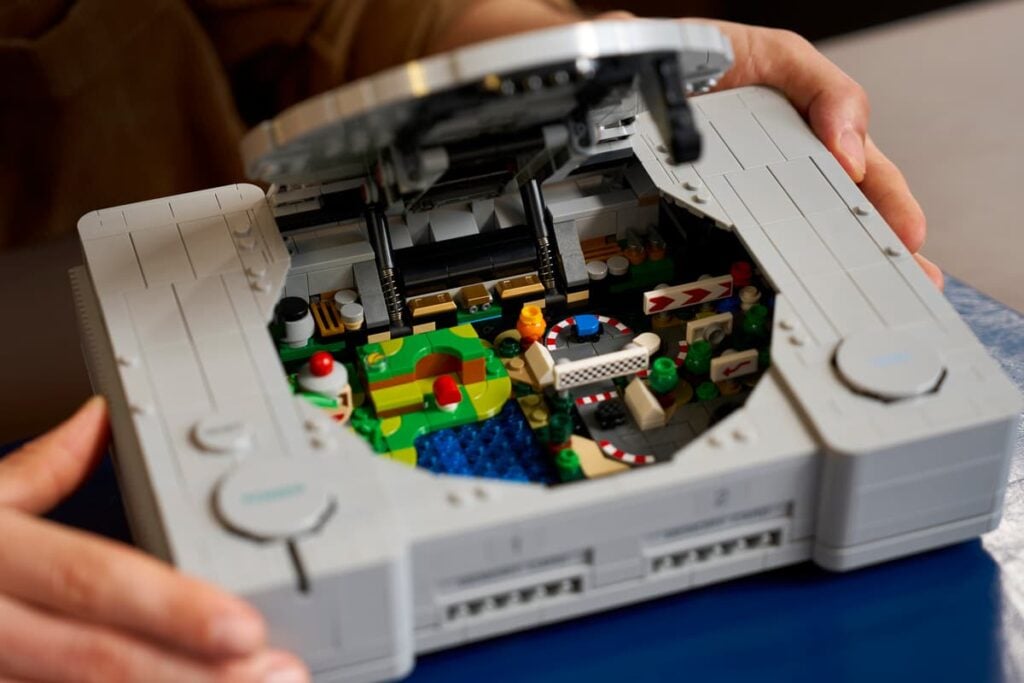 LEGO anuncia un set que recrea la PlayStation 1 original 3 72306 Lifestyle Build 05