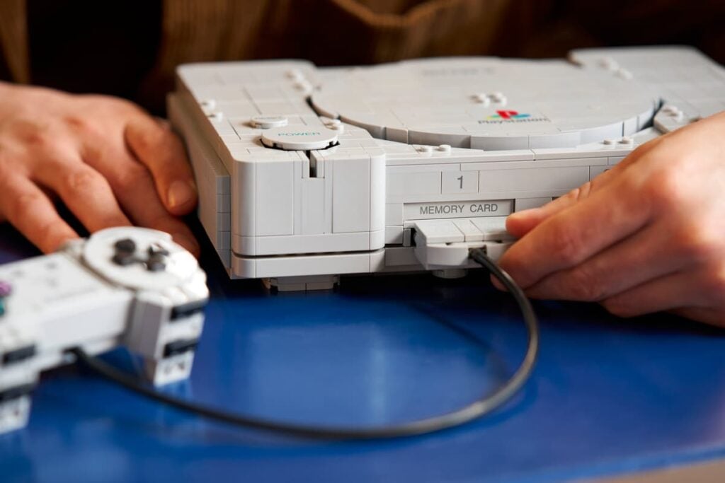 LEGO anuncia un set que recrea la PlayStation 1 original 2 72306 Lifestyle Build 09