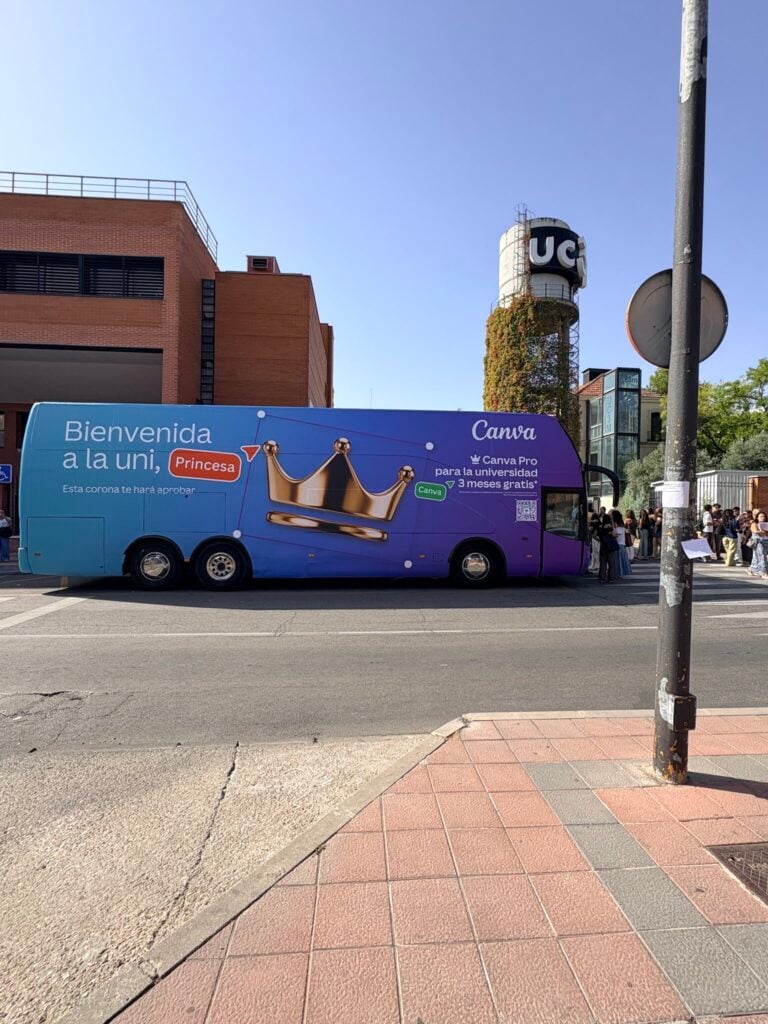Canva coloca una corona gigante en el primer día de universidad de la princesa Leonor. 