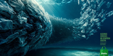 Campaña convierte los desechos del mar en especies que nunca deberían existir 3 Campana concientiza contaminacion marina