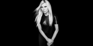 Donatella Versace prepara una nueva marca de moda junto a Revolve 3 Captura de Pantalla 2026 09 23 a las 15.05.35 1