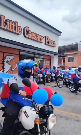 Caravana de Domino’s rodea un local de Little Caesars y desata una “guerra de pizzas” 2 Una caravana de motocicletas de Domino’s frente a Little Caesars