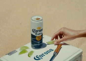 Corona lanza latas con apertura total