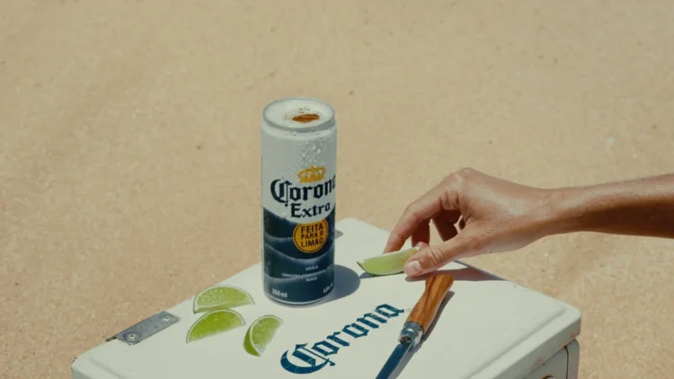 Corona presenta una lata con apertura total para facilitar su ritual con limón 1 Corona lanza latas con apertura total
