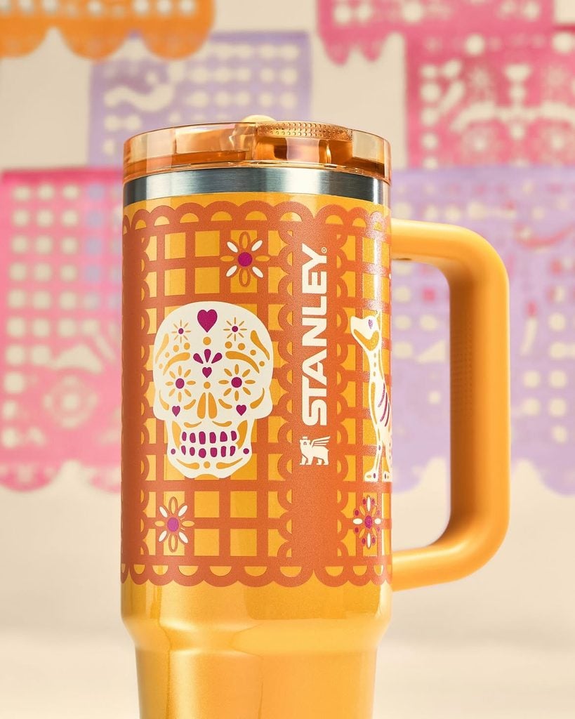 Stanley transforma el papel picado de Día de Muertos en el nuevo diseño de sus termos 2 Stanley transforma el papel picado de Día de Muertos en el nuevo diseño de sus termos.