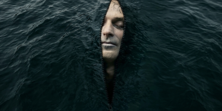 Un lago se convierte en una bolsa mortuoria en esta campaña para prevenir ahogamientos