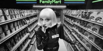 Lady Gaga se convierte en empleada de FamilyMart para su nueva campaña de reclutamiento 4 Lady Gaga se convierte en empleada de FamilyMart para su nueva campaña de reclutamiento