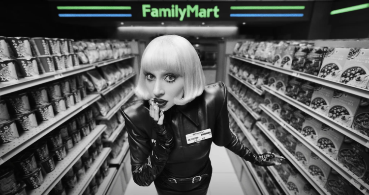 Lady Gaga se convierte en empleada de FamilyMart para su nueva campaña de reclutamiento 1 Lady Gaga se convierte en empleada de FamilyMart para su nueva campaña de reclutamiento