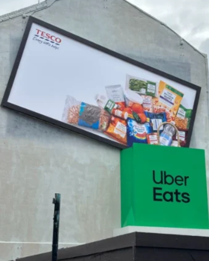 Una bolsa de Uber Eats convierte la valla en una escena