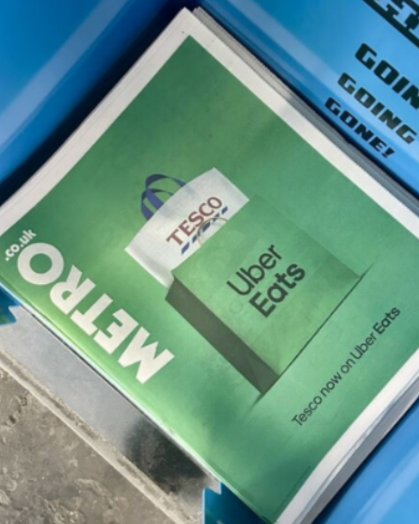 Tesco y Uber Eats llevan la alianza también al formato impreso