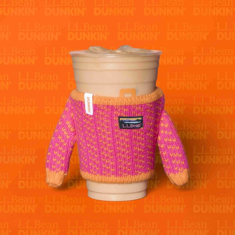 Dunkin y L.L.Bean lanzan suéteres para vasos en una nueva colaboración 2 Dunkin x L.L.Bean Birdseye Sweater Cup Sleeve 11zon 750x750 1