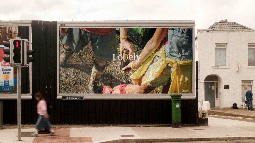 Guinness le da un sentido tipográfico al arpa de su logo en esta campaña 5 Guinness Lovely PR 11 scaled 1
