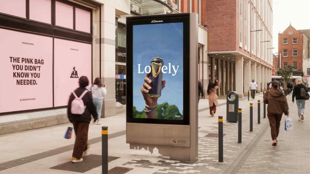 Guinness le da un sentido tipográfico al arpa de su logo en esta campaña 4 Guinness Lovely PR 21 scaled 1