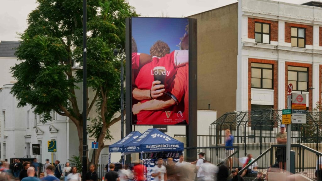 Guinness le da un sentido tipográfico al arpa de su logo en esta campaña 3 Guinness Lovely PR 31 scaled 1