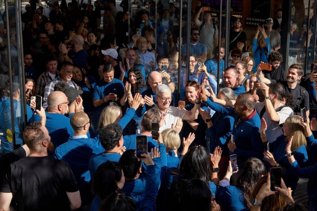 Tim Cook se despide de Apple en medio de aplausos tras 15 años como CEO 2 HRG UzYXkAAM32L