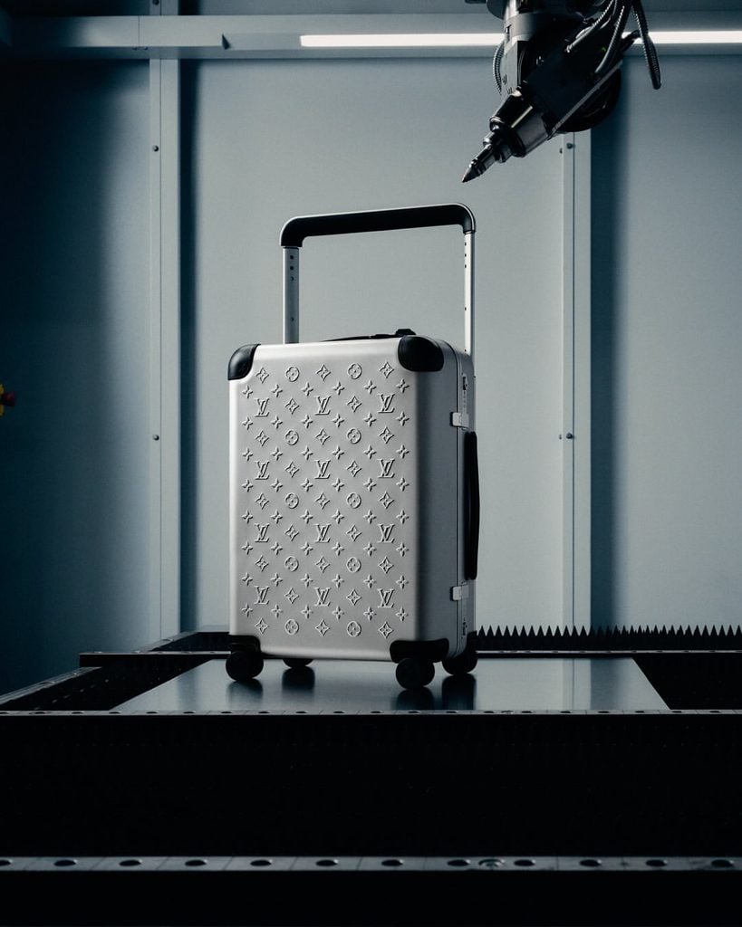 Louis Vuitton renueva su icónica maleta en una versión de aluminio 2 Identity in structure. Stamped laser cut and assembled without a single rivet the Monogram is 1