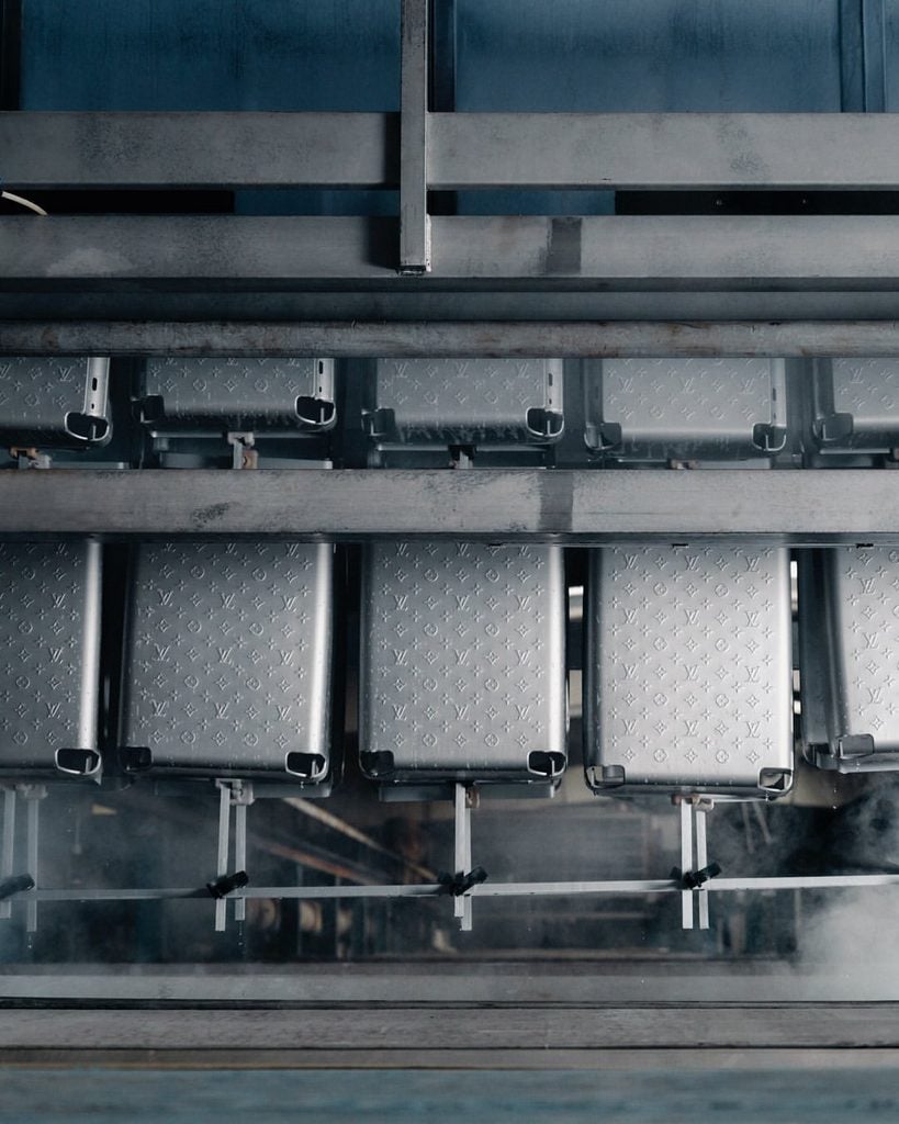 Louis Vuitton renueva su icónica maleta en una versión de aluminio 3 Louis Vuitton renueva su icónica maleta en una versión de aluminio.