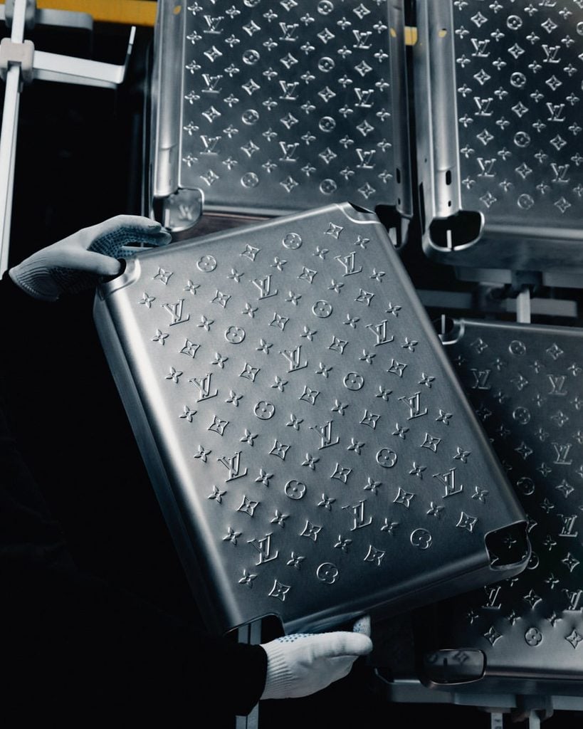 Louis Vuitton renueva su icónica maleta en una versión de aluminio 4 Louis Vuitton renueva su icónica maleta en una versión de aluminio.