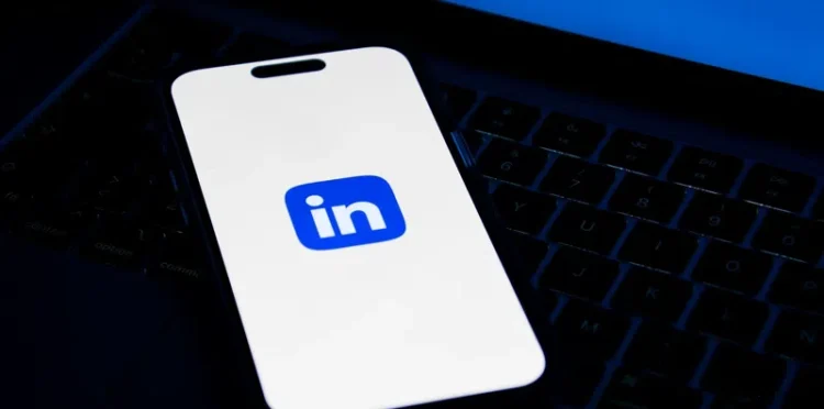 LinkedIn introduce un botón para reportar spam generado con IA 1 LinkedIn