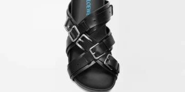 LOEWE lleva su nombre a las hebillas del calzado en un peculiar diseño 4 LOEWE lleva su nombre a las hebillas del calzado en un peculiar diseño
