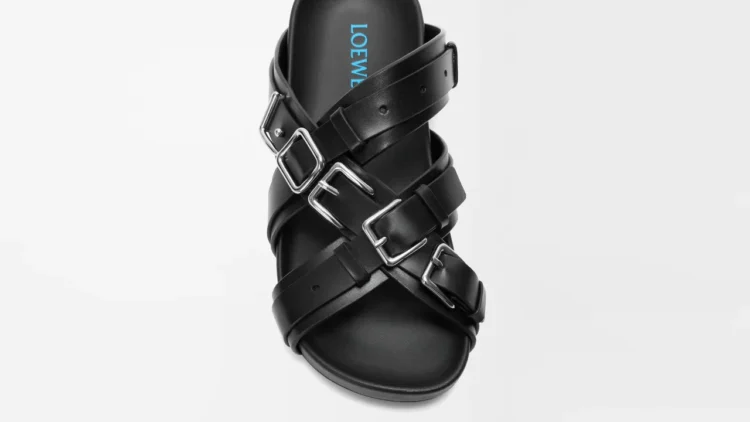 LOEWE lleva su nombre a las hebillas del calzado en un peculiar diseño 1 LOEWE lleva su nombre a las hebillas del calzado en un peculiar diseño