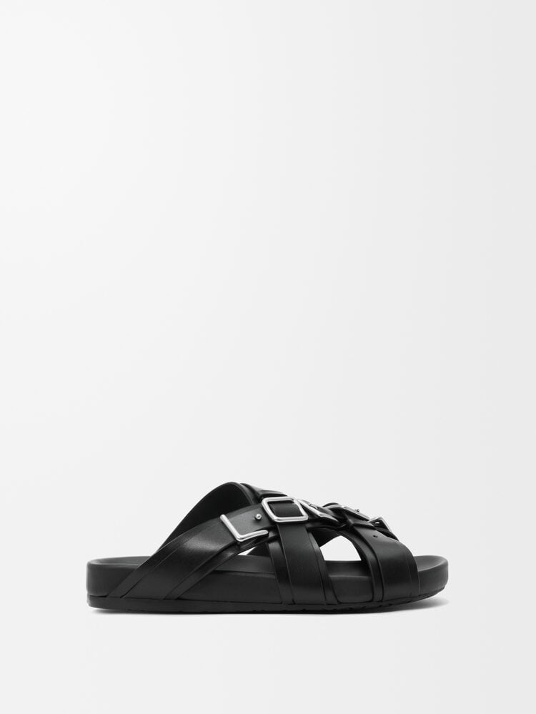 LOEWE lleva su nombre a las hebillas del calzado en un peculiar diseño 2 M816465X67 1100 1F edited 1