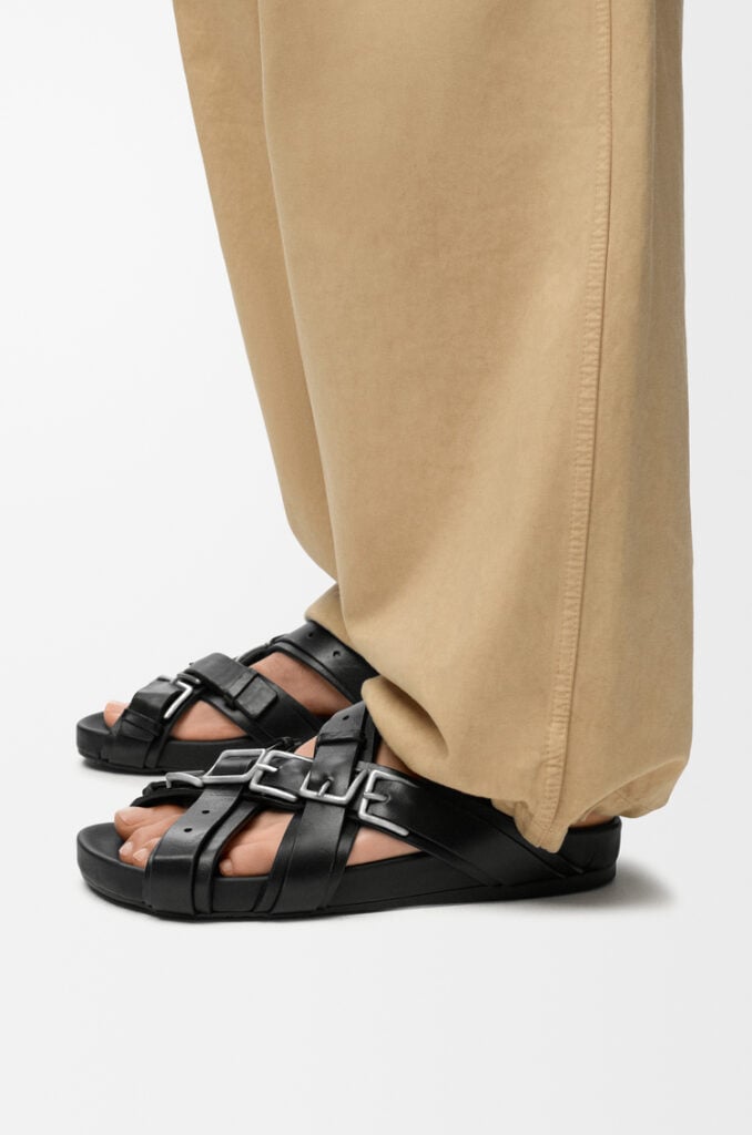 LOEWE lleva su nombre a las hebillas del calzado en un peculiar diseño 3 M816465X67 1100 1O