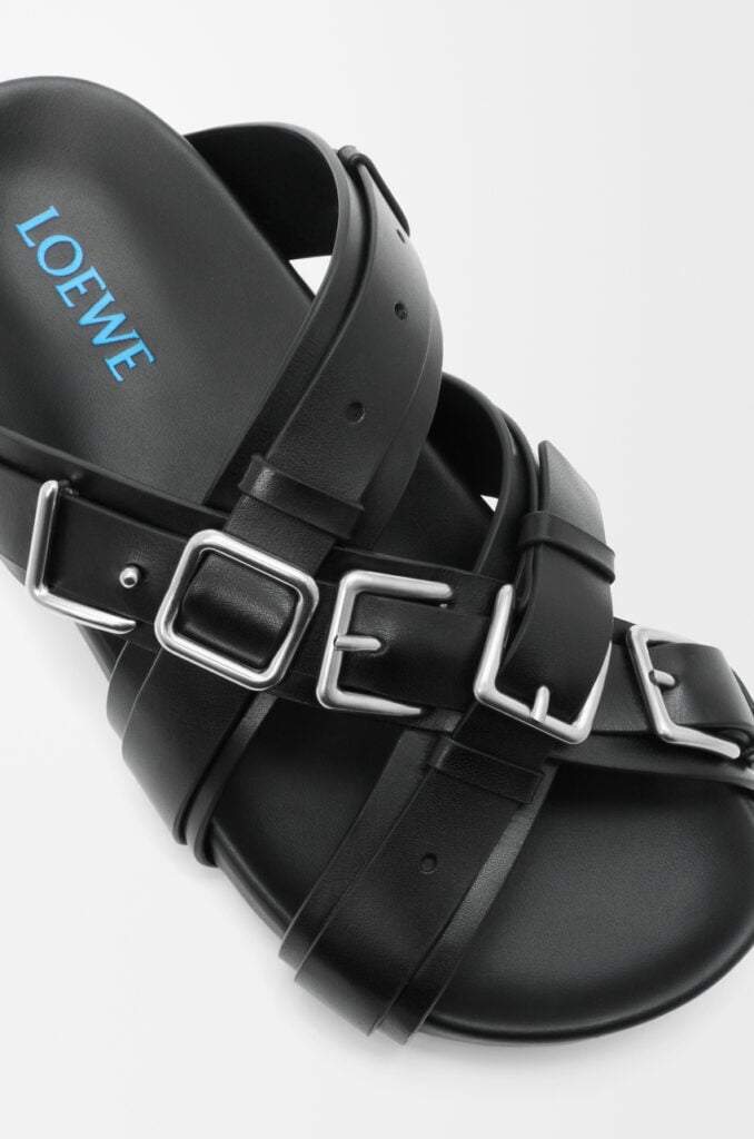 LOEWE lleva su nombre a las hebillas del calzado en un peculiar diseño 4 M816465X67 1100 1W