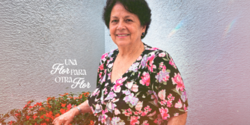Cavallaro celebra la primavera con las clásicas blusas floreadas de las abuelitas 7 Nota 37
