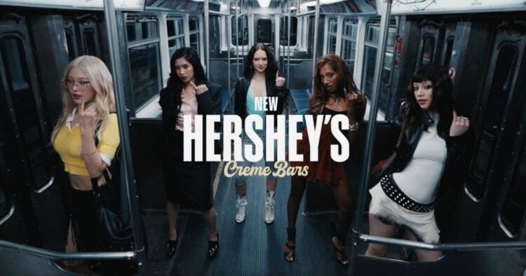 KATSEYE transforma su icónico "Pinky Up" en parte de la nueva campaña de Hershey's 1 PORTADA MN 2026 09 01T163622.571