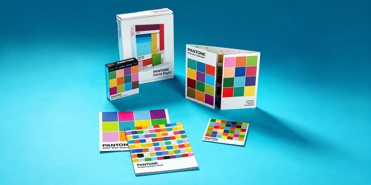 Pantone convierte su universo cromatico en merchandising para la temporada navidena